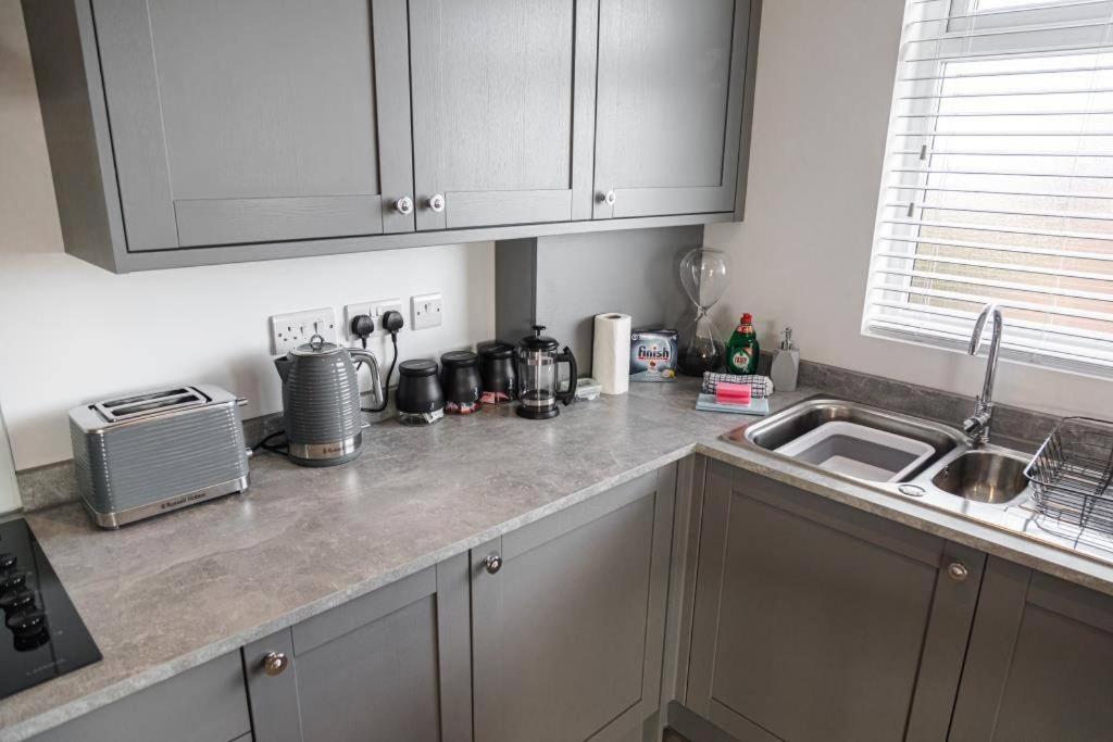 Bournecoast - Stylish Flat With Balcony - Sea Views - 10 Min Walk To Beach - Parking - Wifi - Fm8407 伯恩茅斯 外观 照片