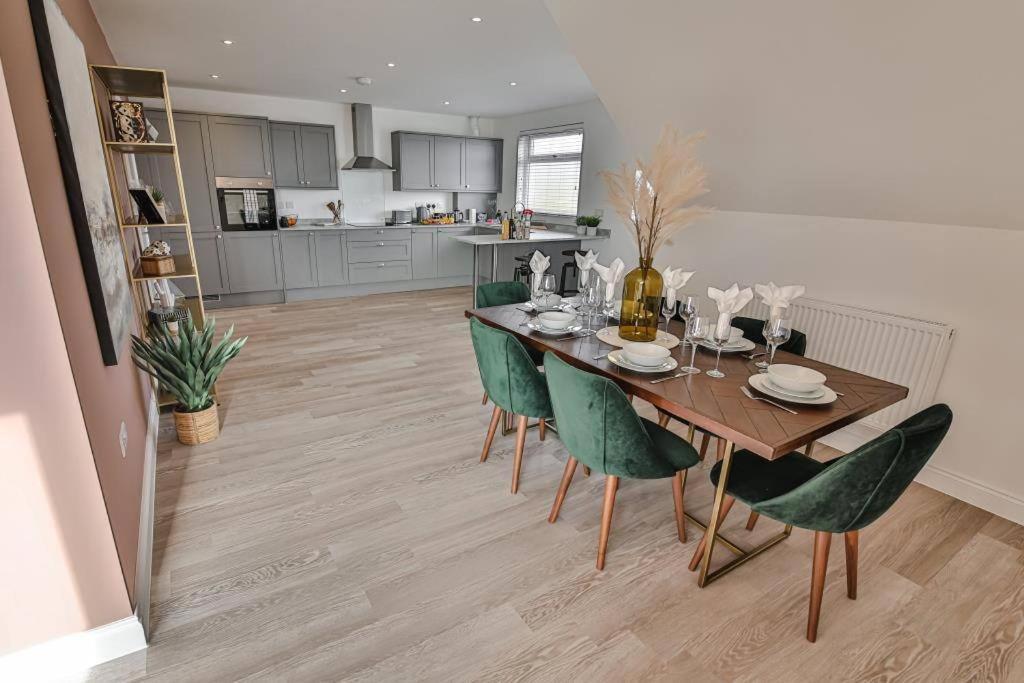 Bournecoast - Stylish Flat With Balcony - Sea Views - 10 Min Walk To Beach - Parking - Wifi - Fm8407 伯恩茅斯 外观 照片