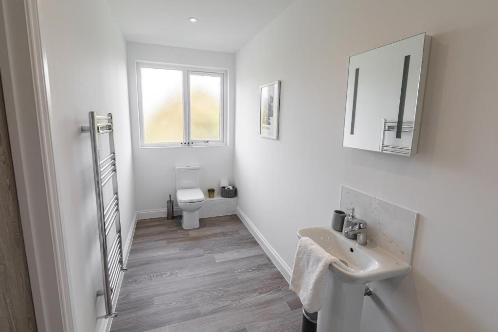 Bournecoast - Stylish Flat With Balcony - Sea Views - 10 Min Walk To Beach - Parking - Wifi - Fm8407 伯恩茅斯 外观 照片