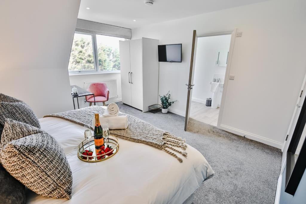 Bournecoast - Stylish Flat With Balcony - Sea Views - 10 Min Walk To Beach - Parking - Wifi - Fm8407 伯恩茅斯 外观 照片