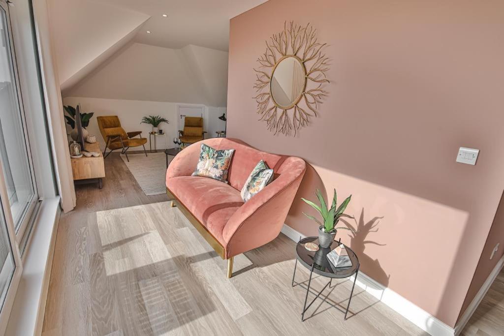 Bournecoast - Stylish Flat With Balcony - Sea Views - 10 Min Walk To Beach - Parking - Wifi - Fm8407 伯恩茅斯 外观 照片