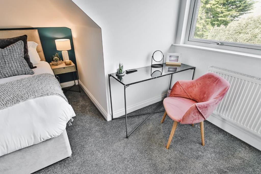 Bournecoast - Stylish Flat With Balcony - Sea Views - 10 Min Walk To Beach - Parking - Wifi - Fm8407 伯恩茅斯 外观 照片