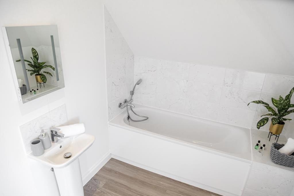 Bournecoast - Stylish Flat With Balcony - Sea Views - 10 Min Walk To Beach - Parking - Wifi - Fm8407 伯恩茅斯 外观 照片