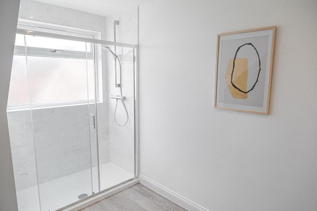 Bournecoast - Stylish Flat With Balcony - Sea Views - 10 Min Walk To Beach - Parking - Wifi - Fm8407 伯恩茅斯 外观 照片