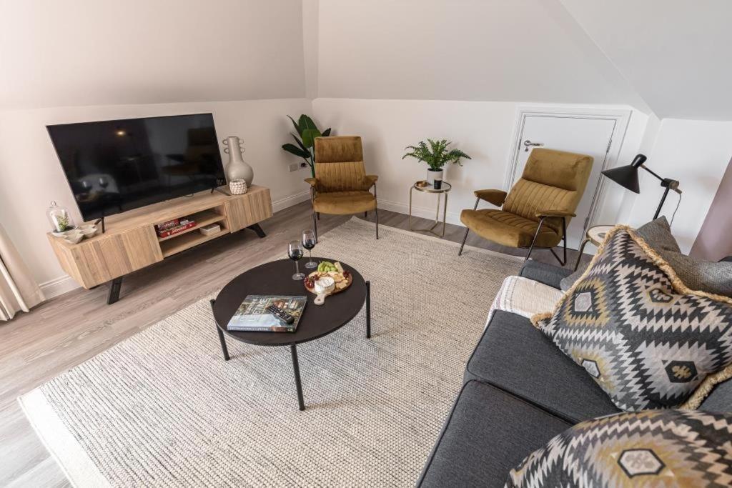 Bournecoast - Stylish Flat With Balcony - Sea Views - 10 Min Walk To Beach - Parking - Wifi - Fm8407 伯恩茅斯 外观 照片