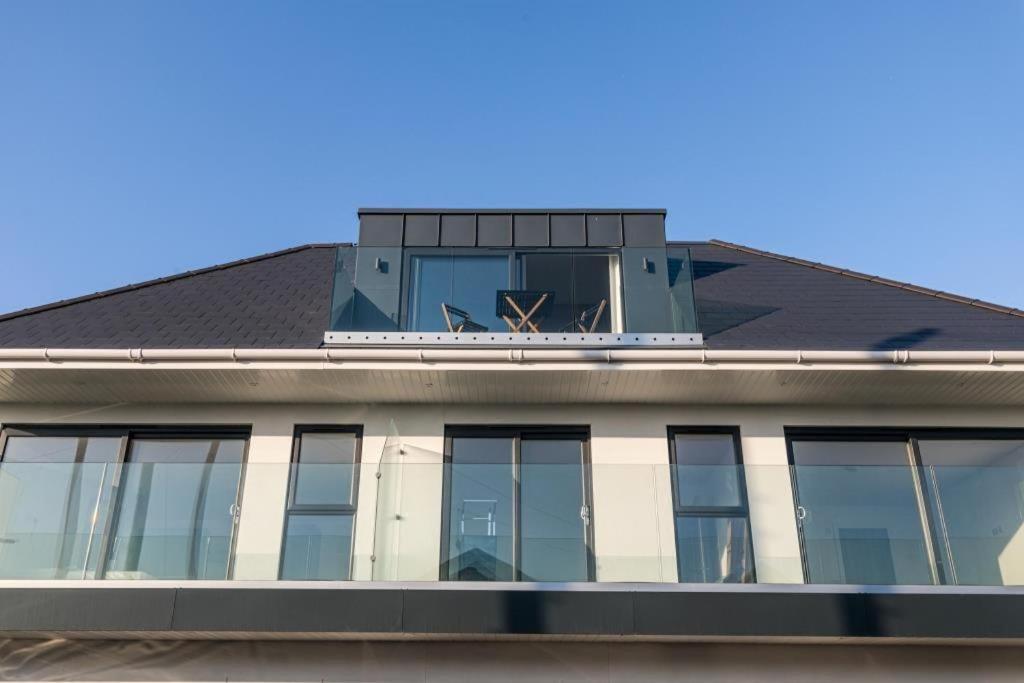 Bournecoast - Stylish Flat With Balcony - Sea Views - 10 Min Walk To Beach - Parking - Wifi - Fm8407 伯恩茅斯 外观 照片