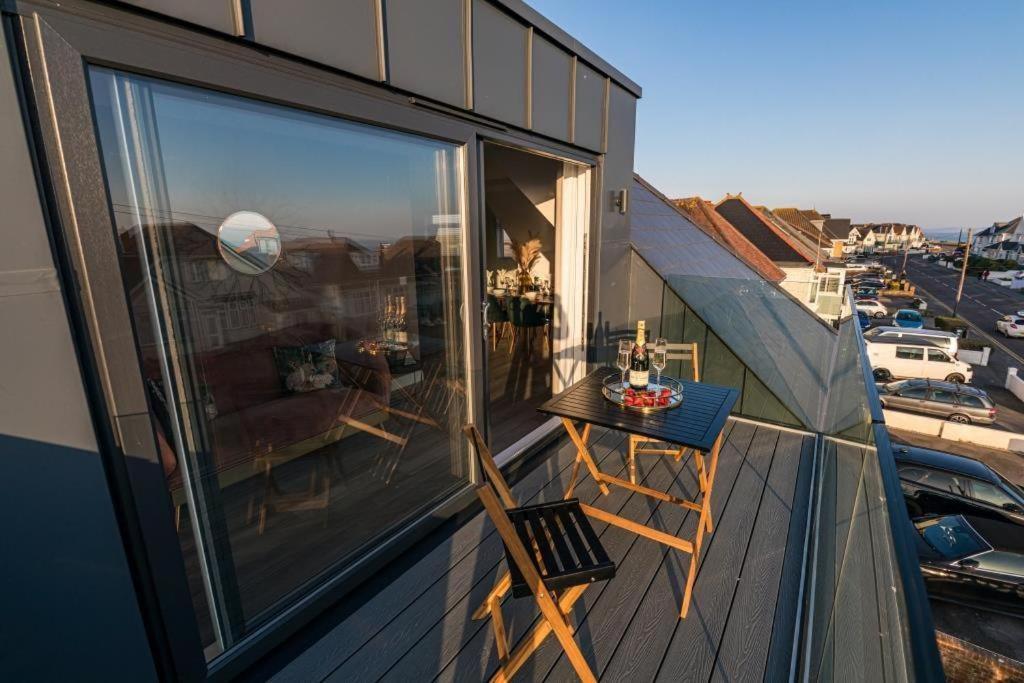 Bournecoast - Stylish Flat With Balcony - Sea Views - 10 Min Walk To Beach - Parking - Wifi - Fm8407 伯恩茅斯 外观 照片